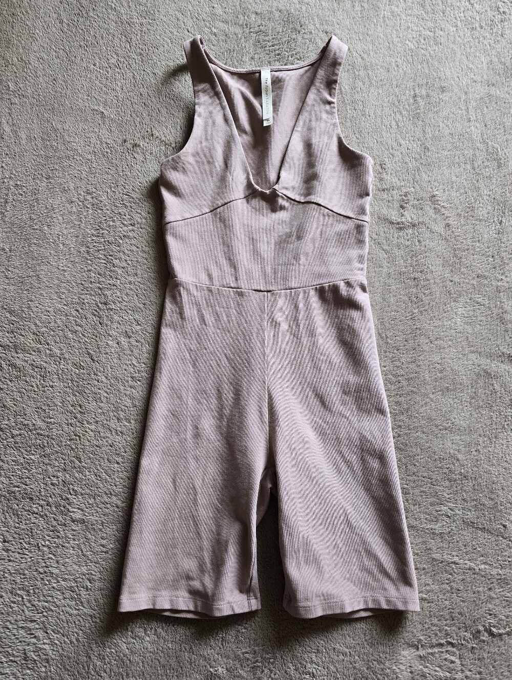 Aritzia The Group Babaton V-neck Contour Romper Dusty Rose size XS